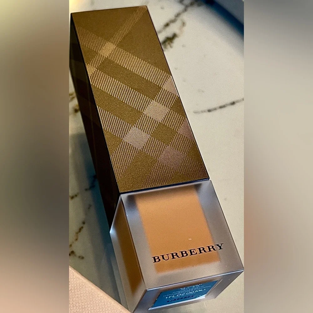 Burberry NIB Foundation SPF20 Almond 43 Cashmere Collection Flawless sof…